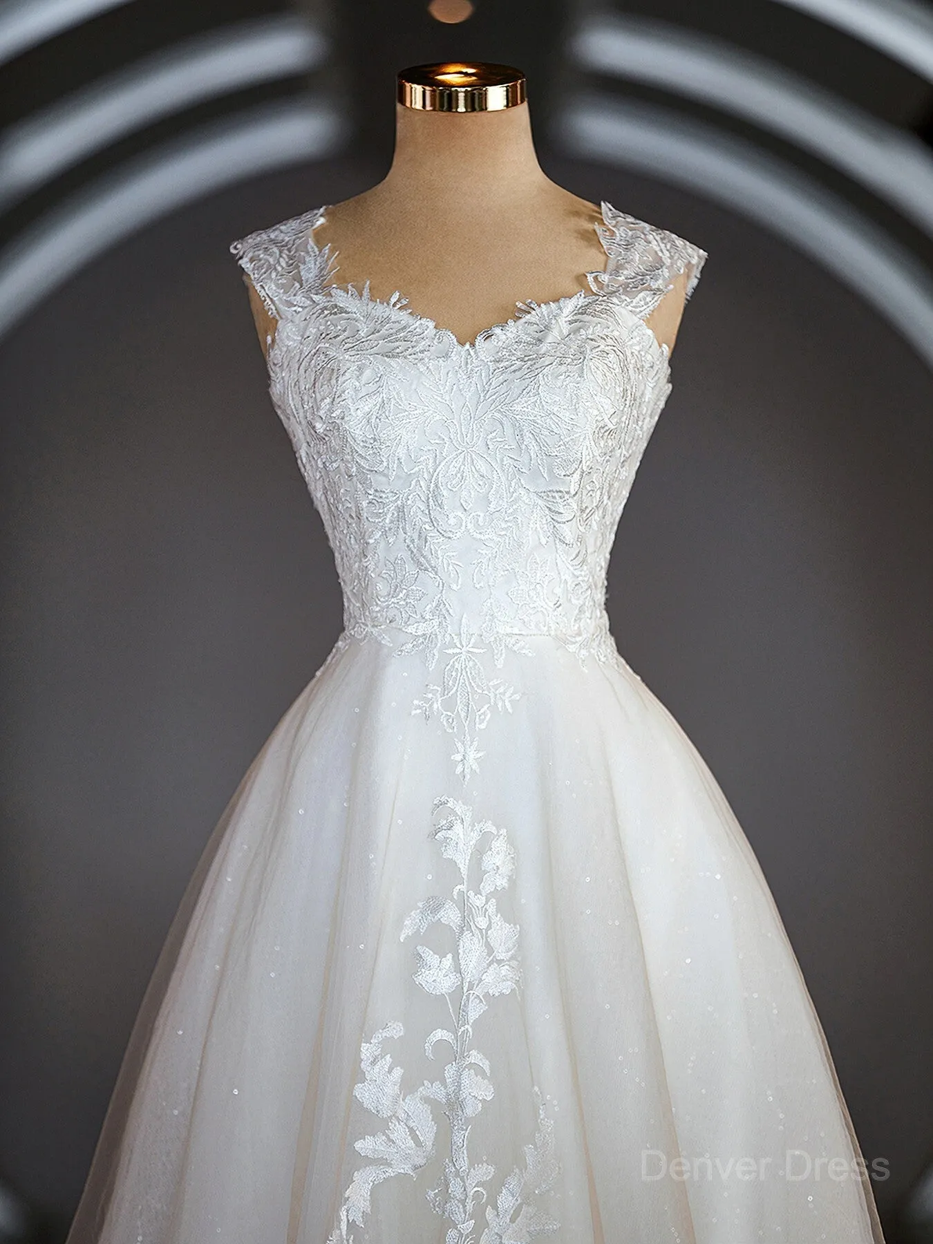 A-Line Sweetheart Sweep Train Lace Wedding Dresses with Appliques Lace
